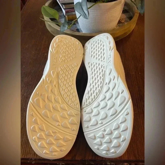 FLX DYNAMIC WOOL SOFT TRAINING SNEAKERS 7.5 wide - Picture 4 of 6